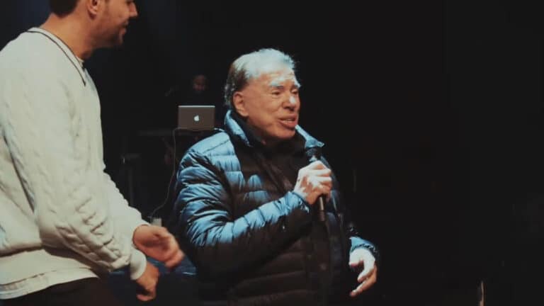 Imagem com foto de Silvio Santos durante culto em igreja evangélica