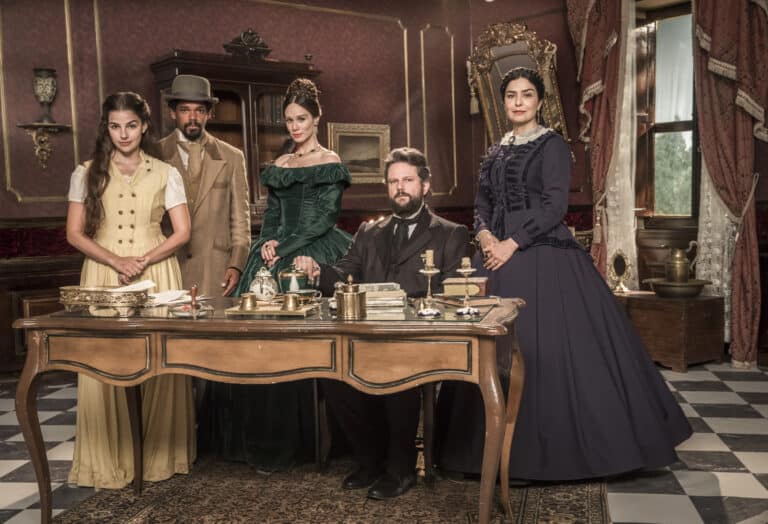 Imagem com foto dos personagens Pilar (Gabriela Medvedovski), Samuel (Michel Gomes), Luisa Condessa de Barral (Mariana Ximenes), Dom Pedro II (Selton Mello) e Teresa Cristina (Letícia Sabatella)