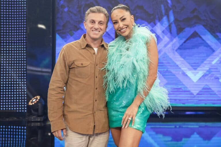 Imagem com foto de Sabrina Sato ao lado de Luciano Huck durante participação no Domingão com Huck