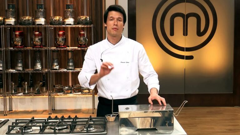 Leo Young no cenário do MasterChef Brasil