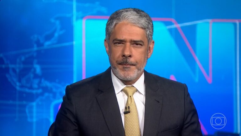 Foto do jornalista William Bonner na bancada do Jornal Nacional