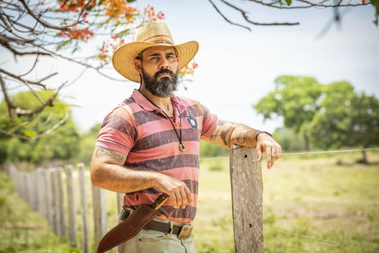 Imagem com foto do ator Juliano Cazarré caracterizado como o peão Alcides na novela Pantanal