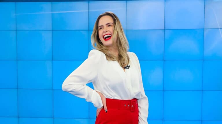 Imagem com foto da jornalista Ana Paula Renault