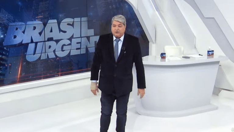 Imagem com foto do apresentador José Luiz Datena no cenário do Brasil Urgente