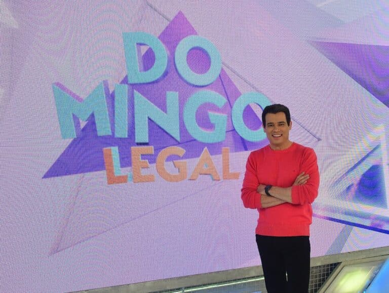 Imagem com foto do apresentador Celso Portiolli no telão do cenário do Domingo Legal