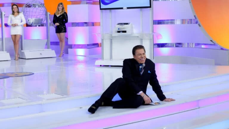 Silvio Santos no chão de seu estúdio em gravação no SBT