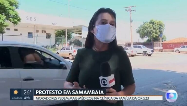 Imagem com foto do momento em que carro passa atrás da repórter Camila Guimarães