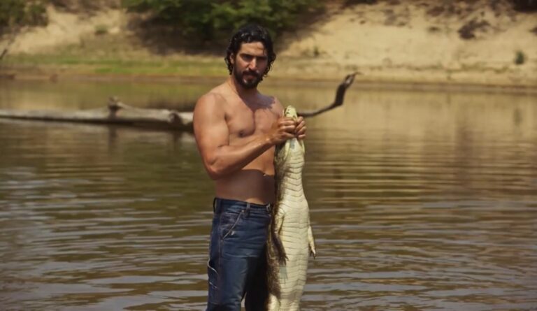 Foto do ator Renato Góes na novela Pantanal