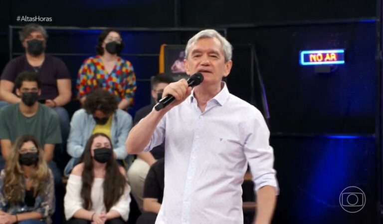 Foto de Serginho Groisman no palco do Altas Horas disse que puxou o cabelo de Silvio Santos