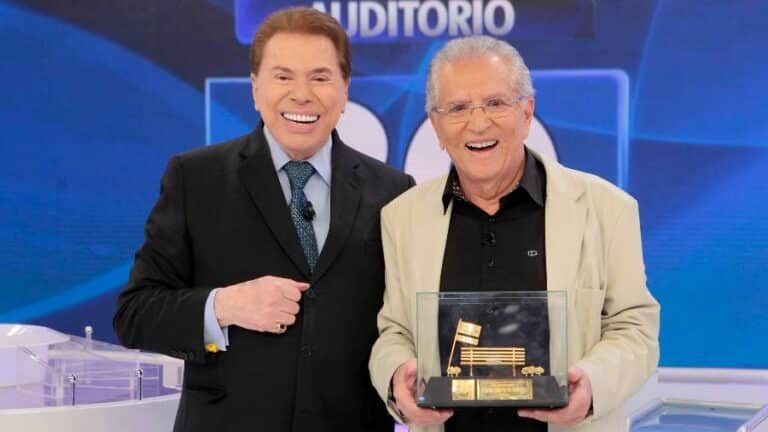 Carlos Alberto de Nóbrega, criador de A Pracinha, posa ao lado de Silvio Santos