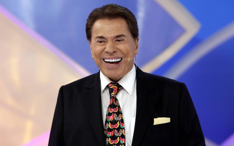 Foto do apresentador Silvio Santos nos estúdios do SBT