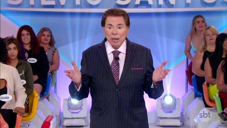 Foto do apresentador Silvio Santos nos estúdios do SBT