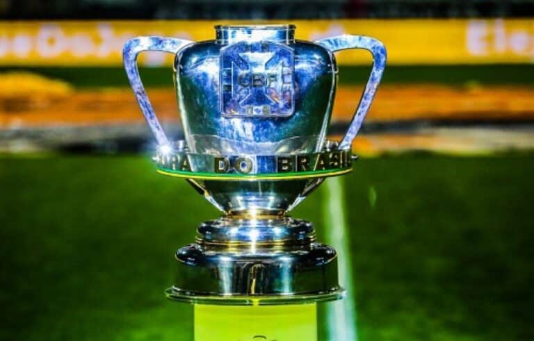 Imagem com foto da taça da Copa do Brasil