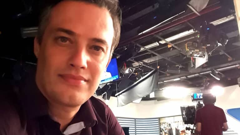 Imagem com foto do jornalista Eduardo Campos nos bastidores da TV Cultura