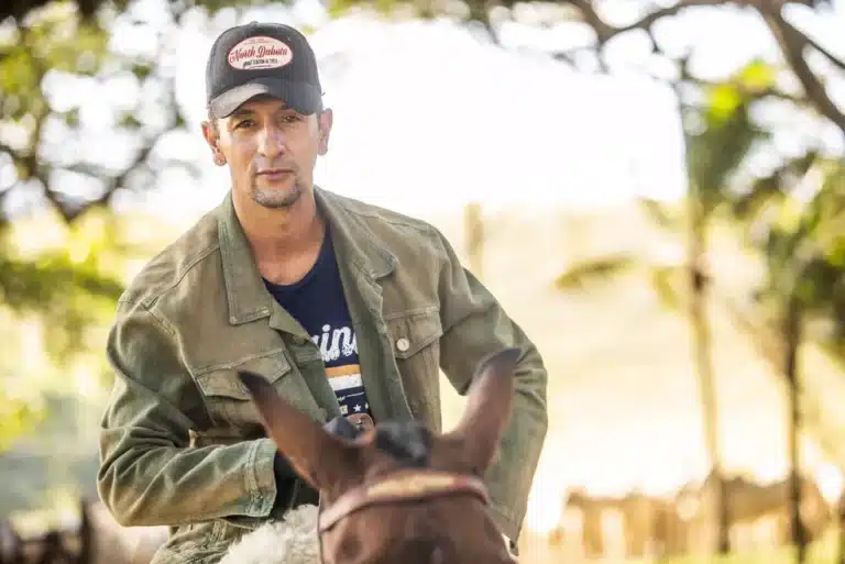 Zé Lucas chega na fazenda de Zé Leôncio em Pantanal