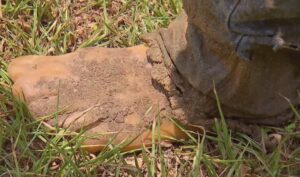 Imagem de calçado de silicone criado pela equipe de Pantanal para o ator Osmar Prado usar nas cenas do Velho do Rio