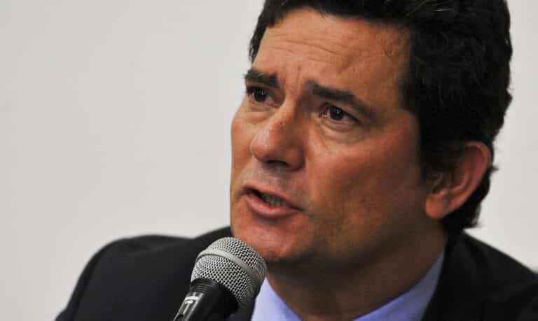 Imagem com foto do ex-juiz Sergio Moro