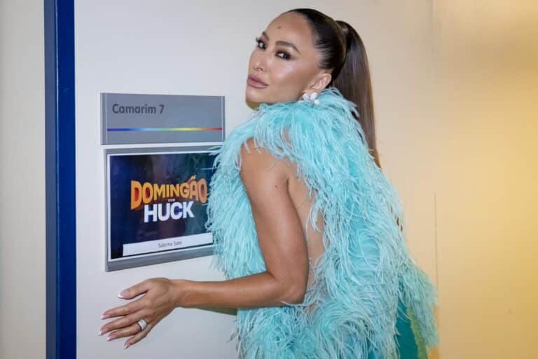 Imagem com foto de Sabrina Sato na porta do camarim do Domingão com Huck