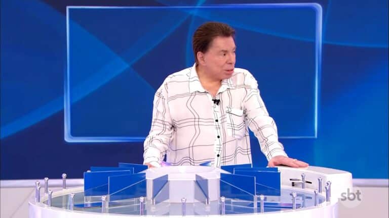 Foto do apresentador Silvio Santos de pijama