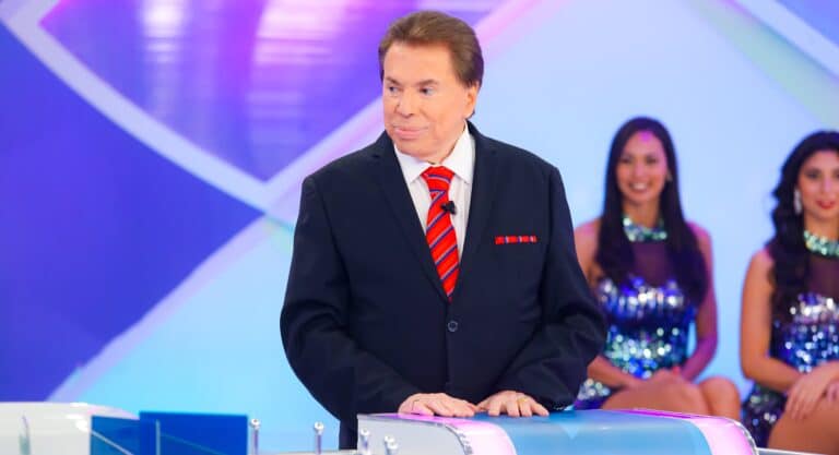 Foto do apresentador Silvio Santos nos estúdios do SBT