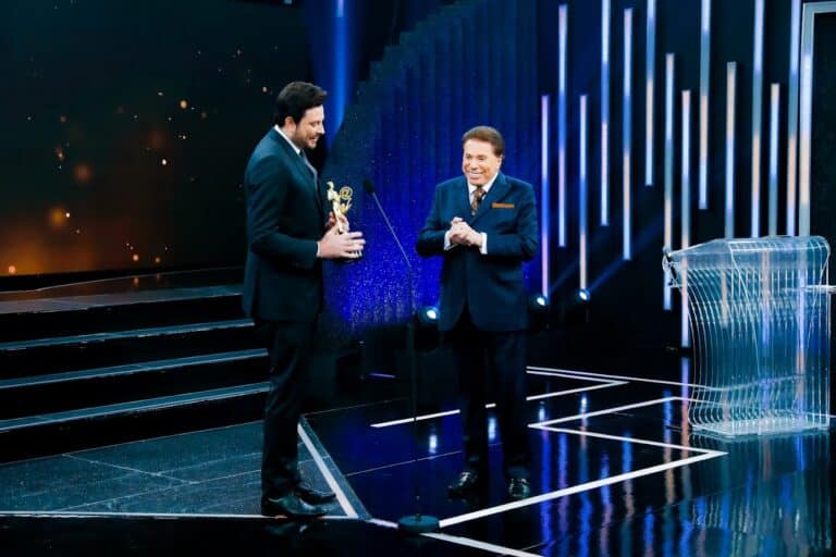 Imagem com foto de Danilo Gentili ao lado de Silvio Santos recebendo estatueta do Troféu Imprensa