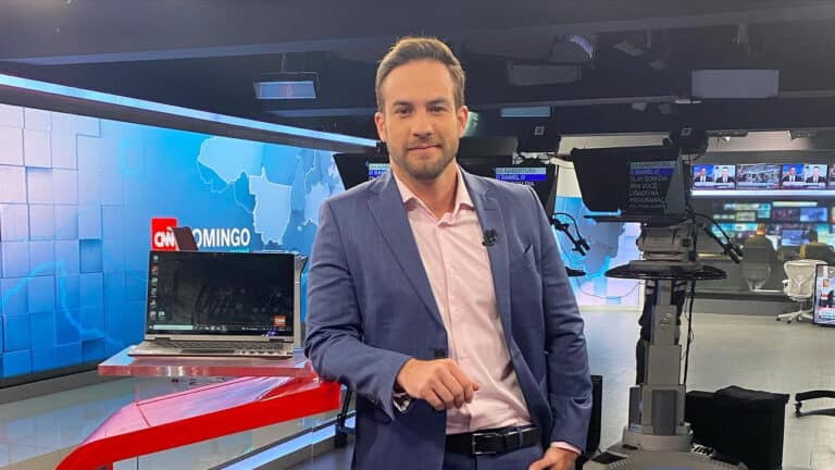 Imagem com foto de Daniel Adjuto, apresentador do Live CNN