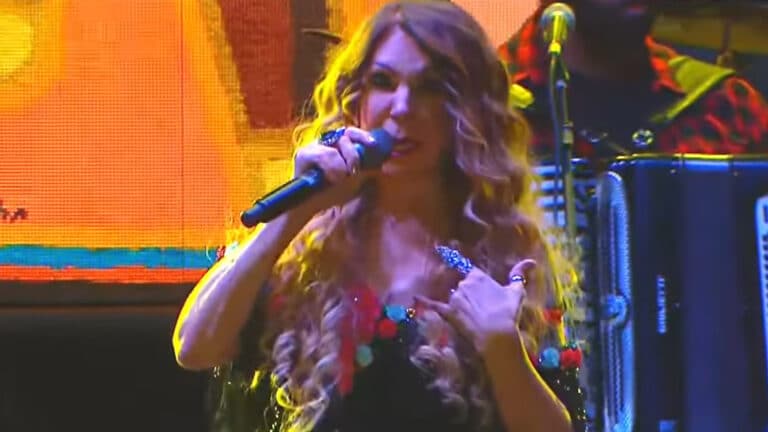 Imagem com foto da cantora Elba Ramalho durante show na festa de São João de Salvador