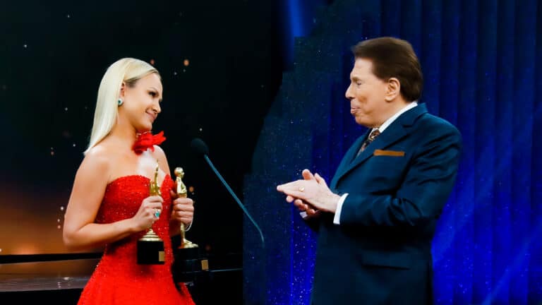 Imagem com foto da apresentadora Eliana ao lado de Silvio Santos