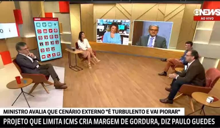 Imagem com foto dos jornalistas do Estúdio i da GloboNews