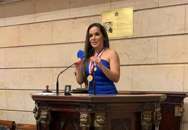 Imagem com foto da apresentadora Isabele Benito