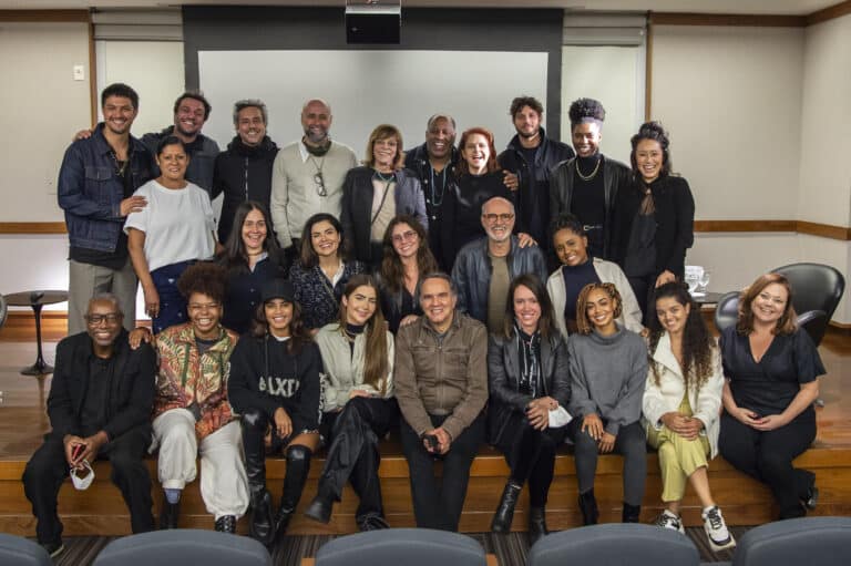 Imagem com foto do encontro entre os atores do elenco da novela Travessia