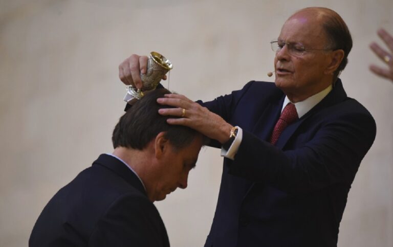 Imagem com foto do bispo Edir Macedo abençoando o presidente Jair Bolsonaro no Templo de Salomão da Igreja Universal