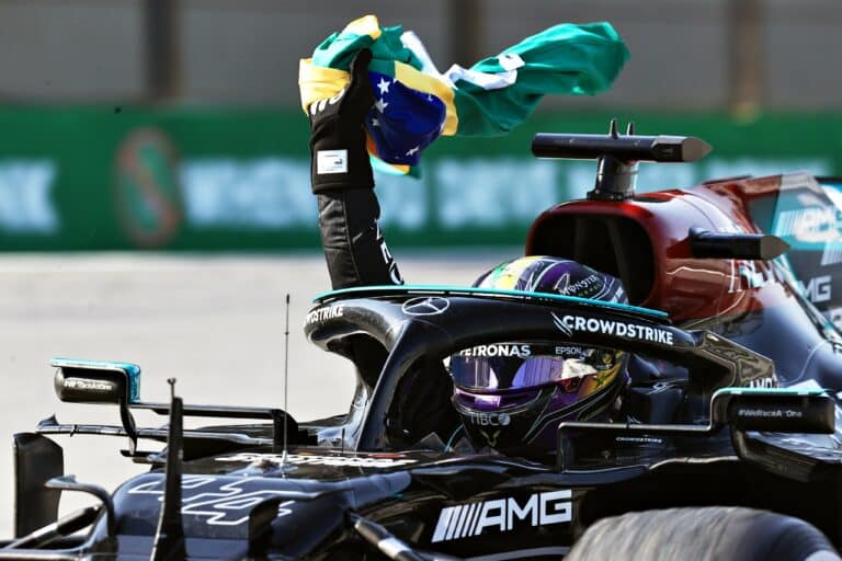 Imagem com foto de Lewis Hamilton com a bandeira do Brasil