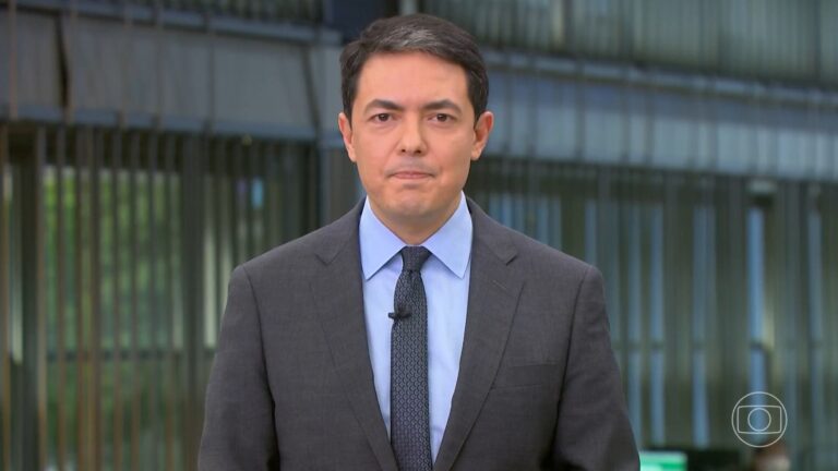 Foto do jornalista Alan Severiano no estúdio do Jornal Hoje