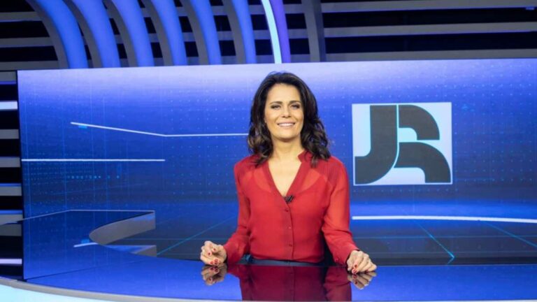 Imagem com foto da apresentadora Adriana Araújo na bancada do Jornal da Record