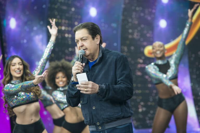 Imagem com foto de Fausto Silva no palco do Faustão na Band