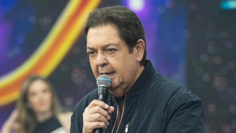 Imagem com foto de Fausto Silva durante apresentação do Faustão na Band