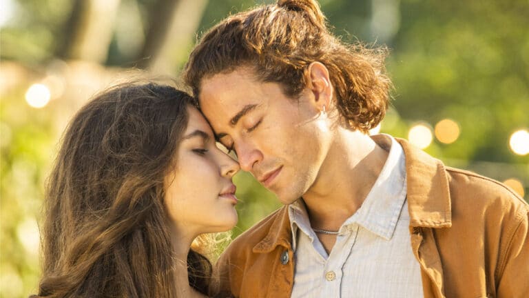 Imagem com foto de Juma (Alanis Guillen) e Jove (Jesuita Barbosa) em cena da novela Pantanal