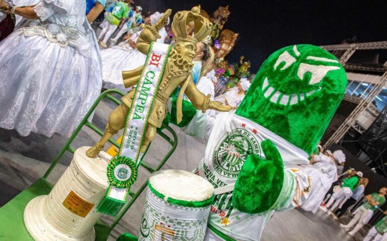 Imagem com foto do título da Mancha Verde, campeã de 2022 do Carnaval de São Paulo