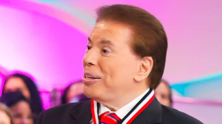 Imagem com foto do apresentador Silvio Santos durante seu programa no SBT