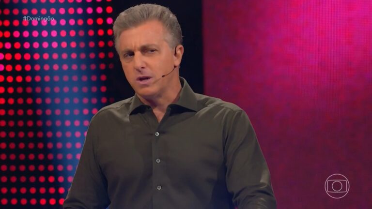 Foto do apresentador Luciano Huck no Domingão