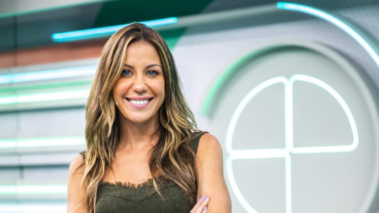 Imagem com foto da apresentadora Bárbara Coelho