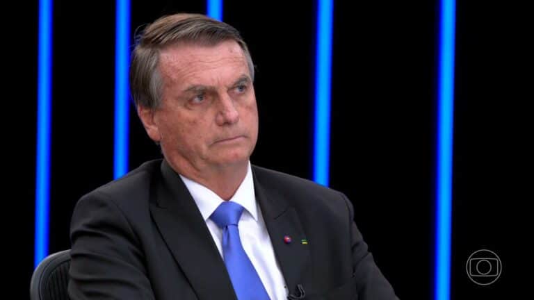 Foto de Jair Bolsonaro na bancada do Jornal Nacional