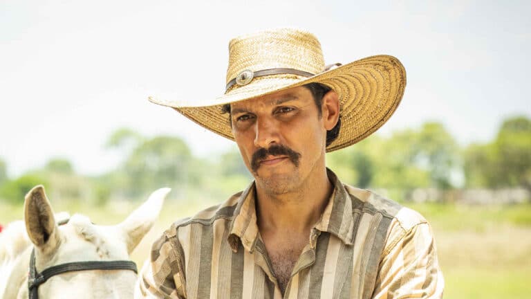 Imagem com foto do ator Guito, intérprete de Tibério na novela Pantanal