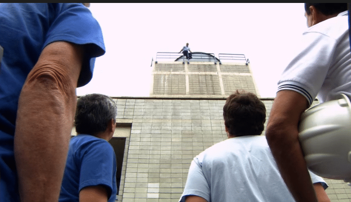 Leo ameaça se jogar do teto da fábrica se Catarina não voltar com ele em A Favorita