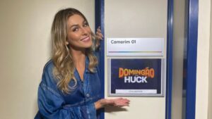 Imagem com foto de Lívia Andrade na porta de camarim na Globo