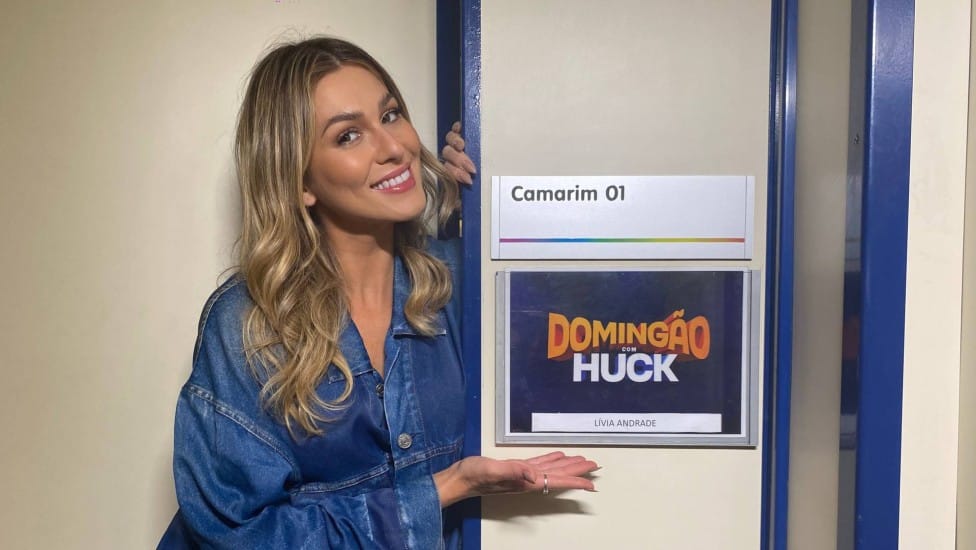 Imagem com foto de Lívia Andrade na porta de camarim na Globo