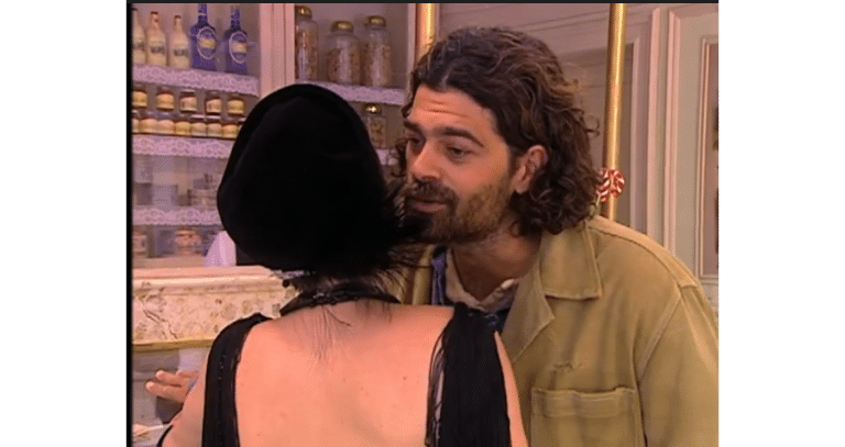 Petruchio fingirá se interessar por Marcela para descobrir se ela está com as apólices em O Cravo e a Rosa