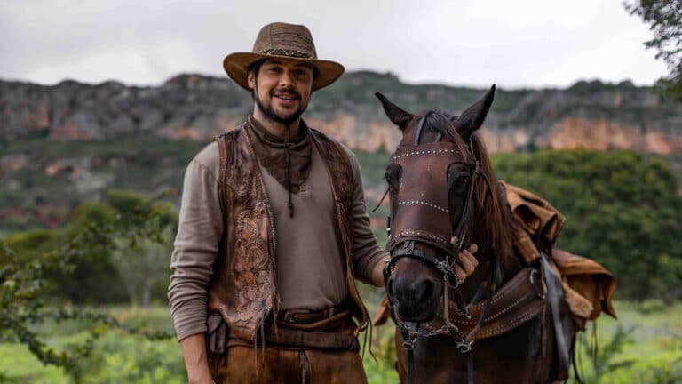 Imagem com foto de Sergio Guizé, protagonista de Mar do Sertão