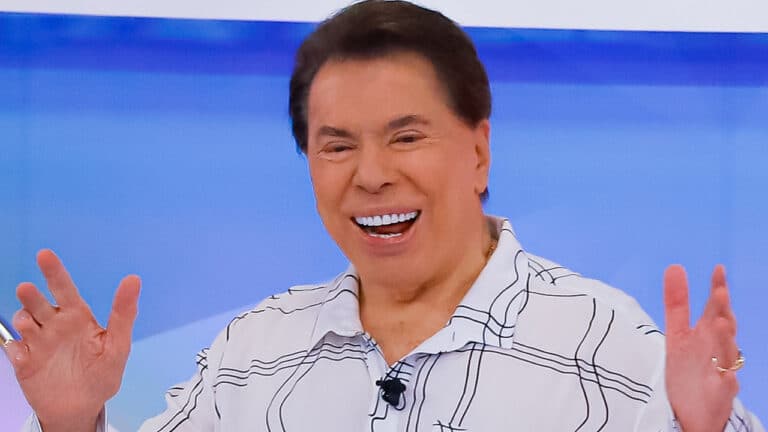 Imagem com foto de Silvio Santos vestido de pijama